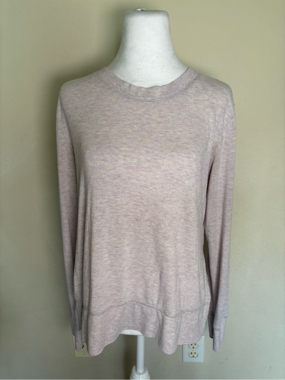 Alo Yoga Women’s M Beige Pullover Crewneck Sweatshirt Lightweight Stretch Logo